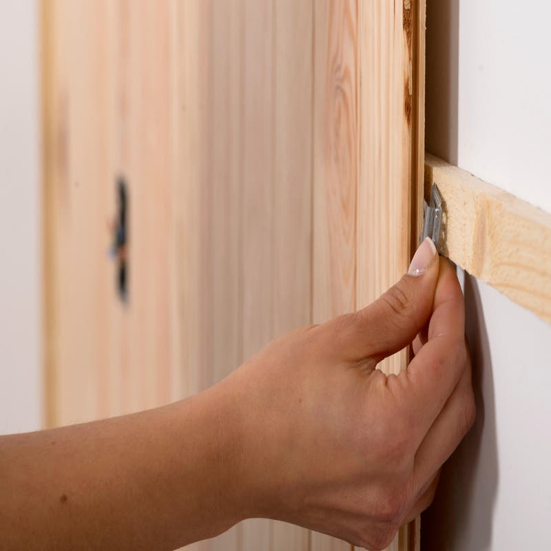 Cómo colocar un friso de madera en la pared - Ceys