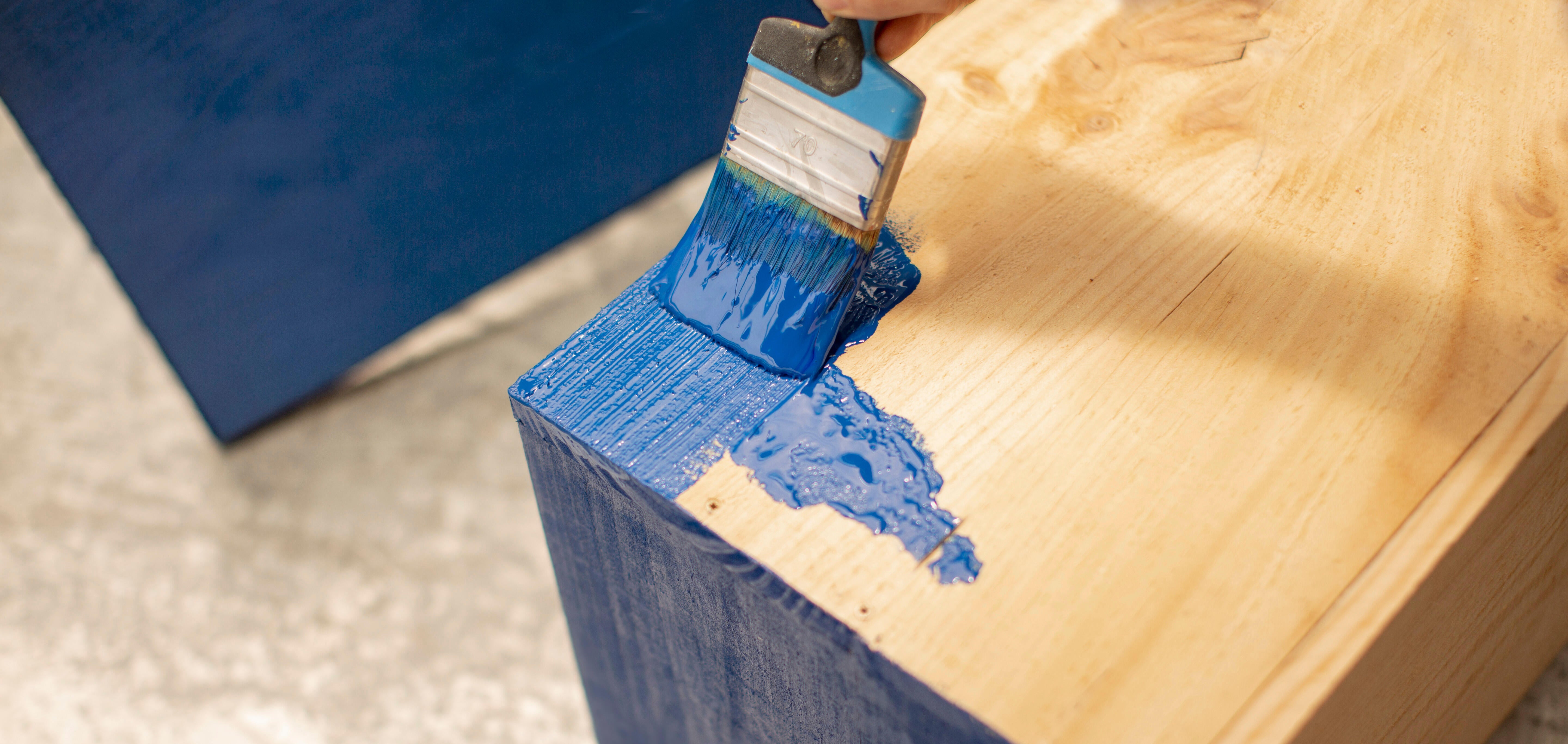 Los 8 pasos para barnizar madera nueva correctamente