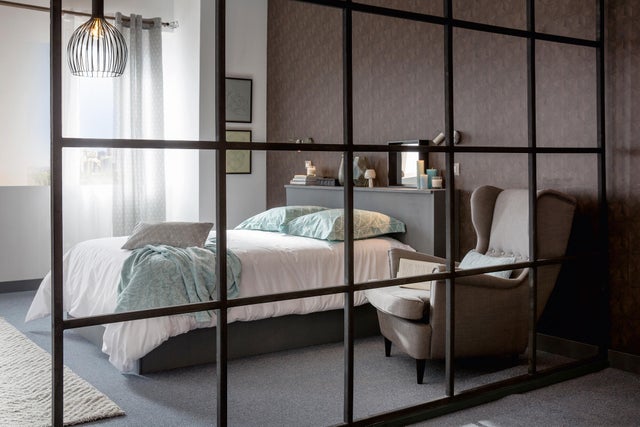 Dormitorio con pared de cristal