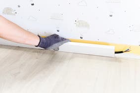 Cómo colocar un rodapié de madera