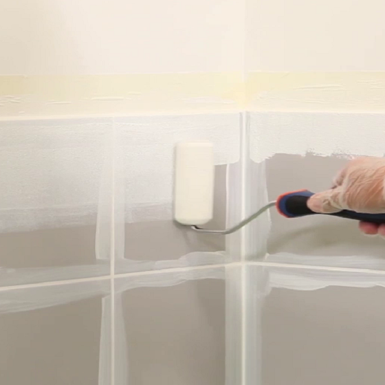 Cómo pintar los azulejos del baño  Pintura de azulejos de baños, Pisos de  azulejos pintados, Pintar paredes de baño