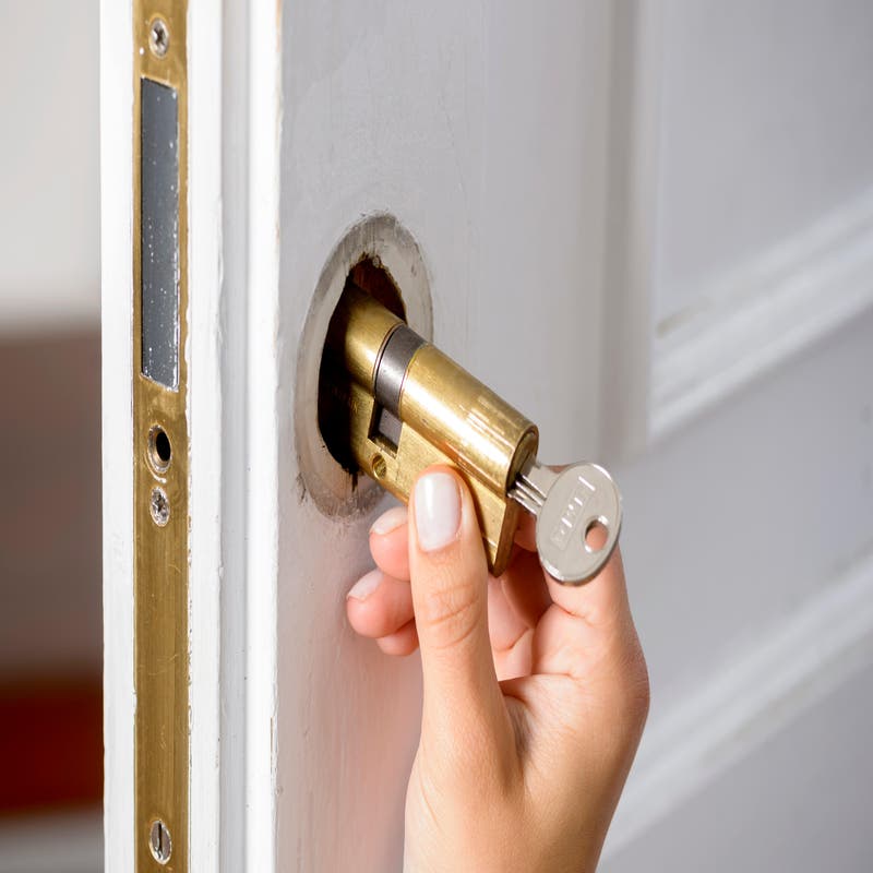Cilindros de doble embrague: cómo abrir una puerta con la llave