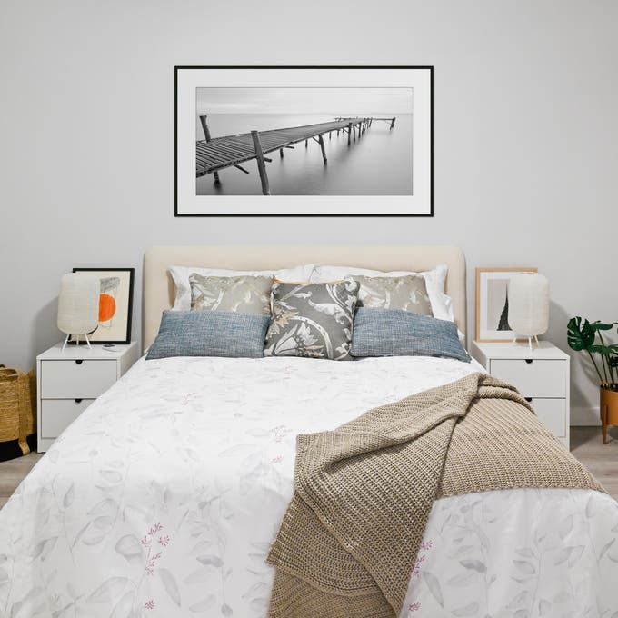 Dormitorio moderno decorado en blanco con detalles en azul.