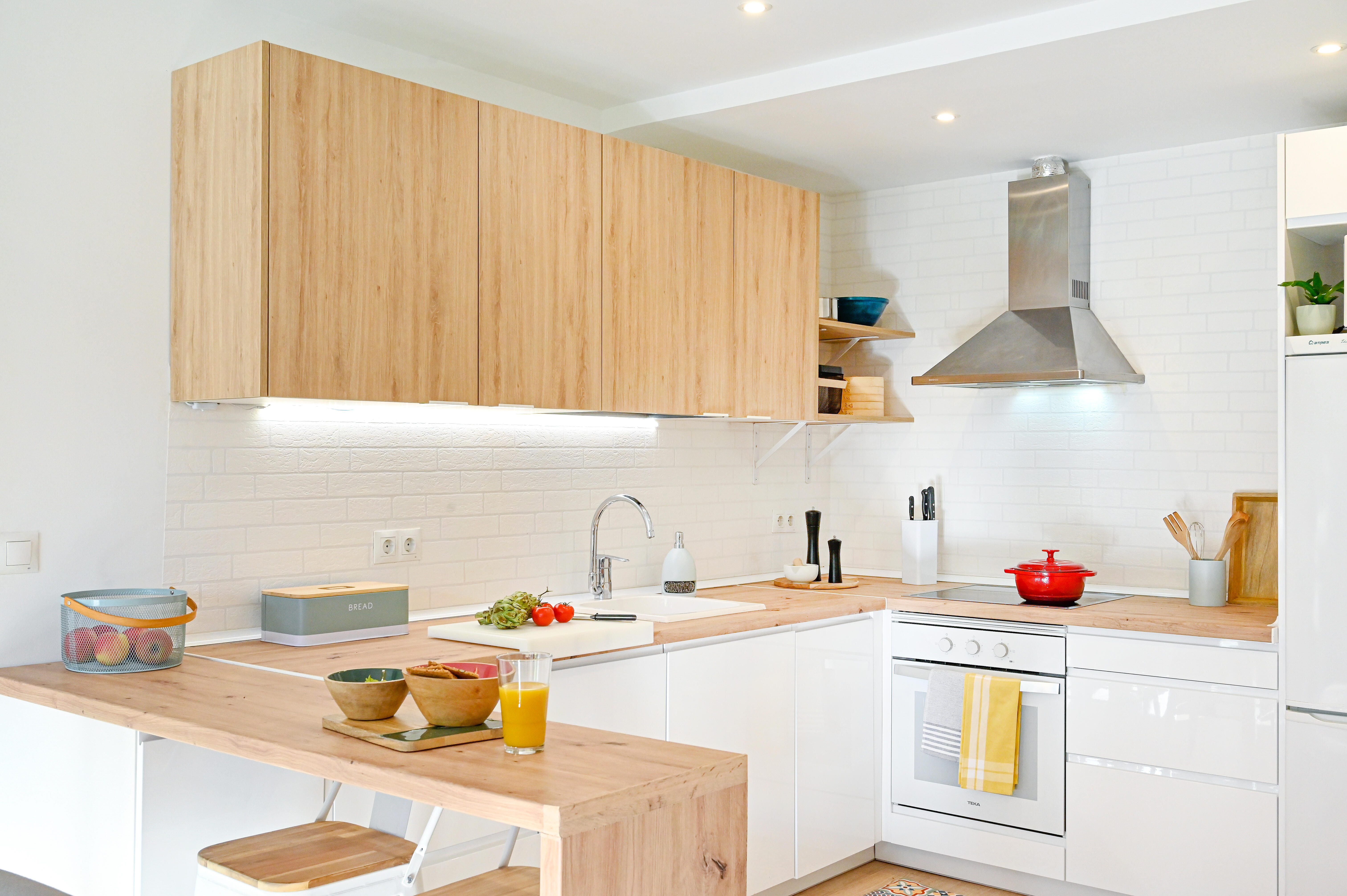 Reforma de una cocina abierta en blanco y madera para una vivienda ...