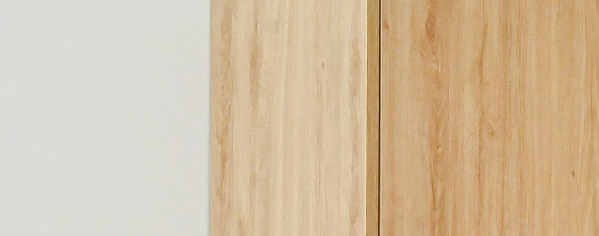 Reforma de una cocina abierta en blanco y madera para una vivienda moderna tipo loft | Merlin