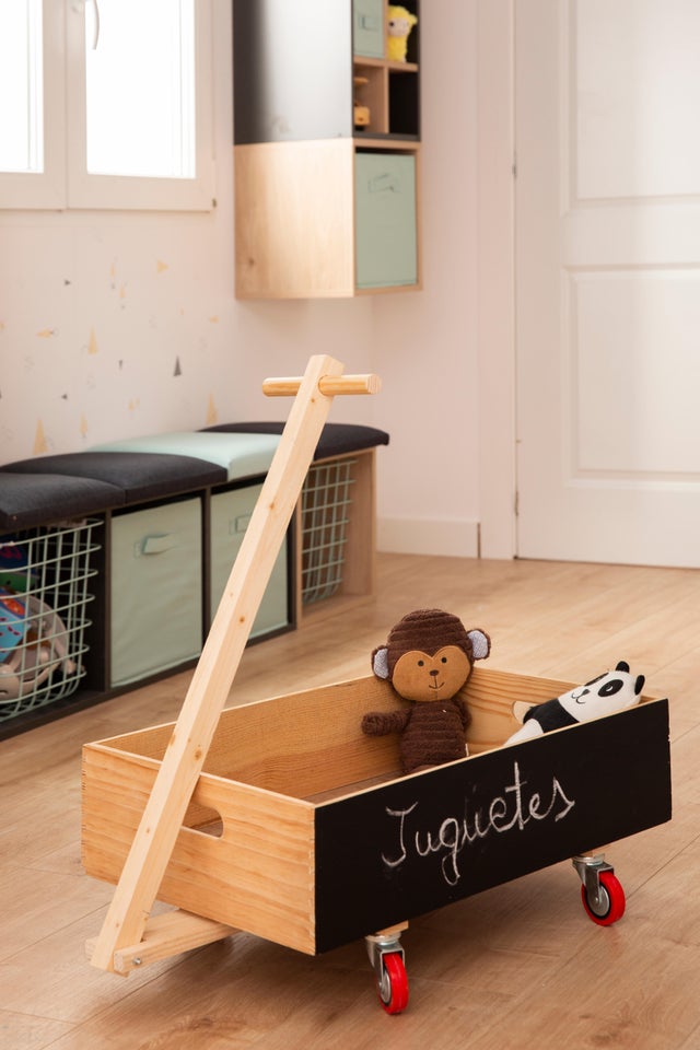Crea un carrito de madera para los juguetes
