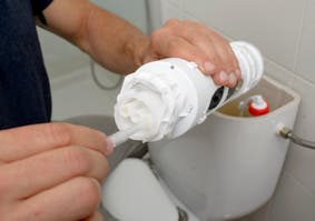 Cómo gastar menos agua en el inodoro