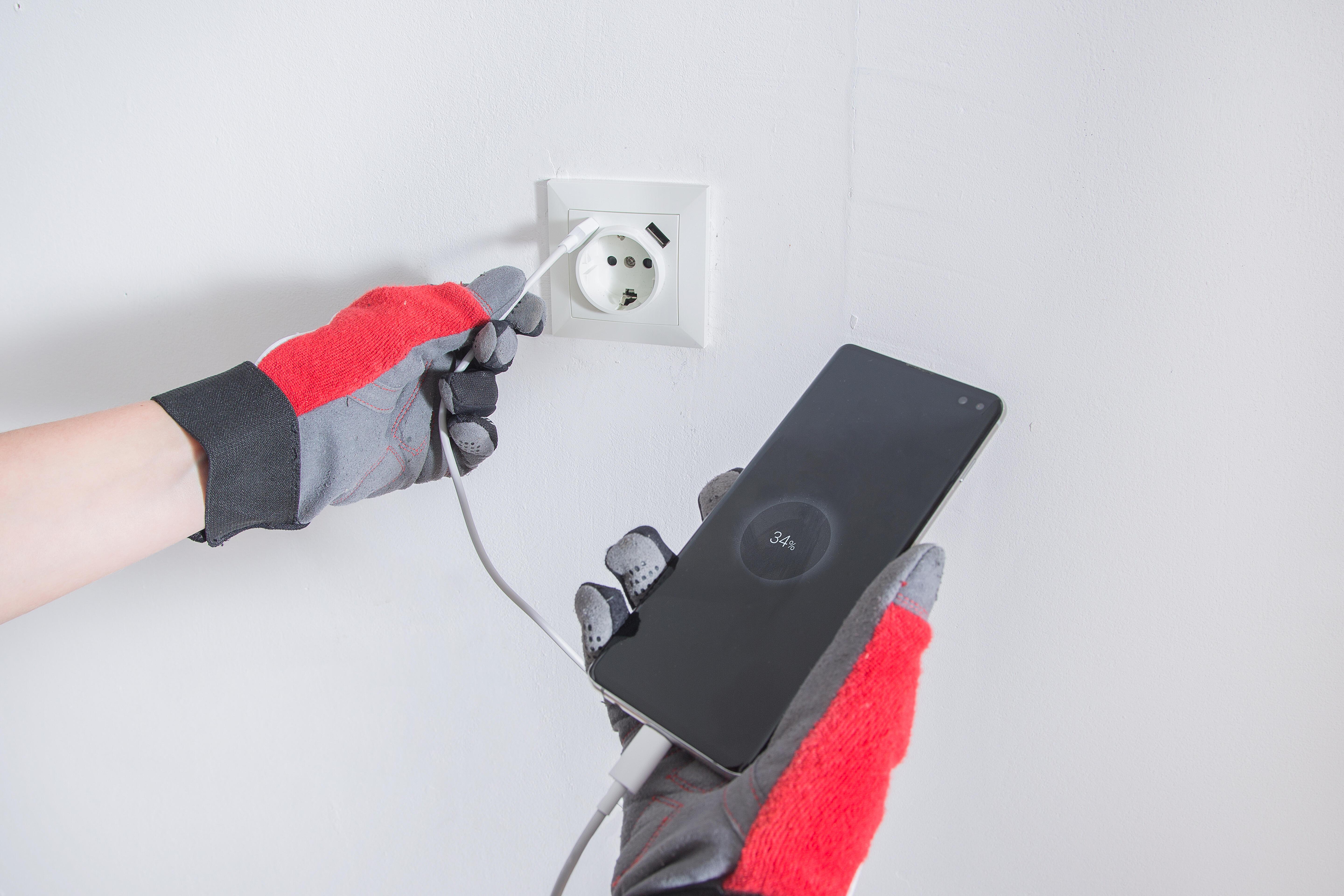 Cómo instalar un enchufe con tomas USB Leroy Merlin
