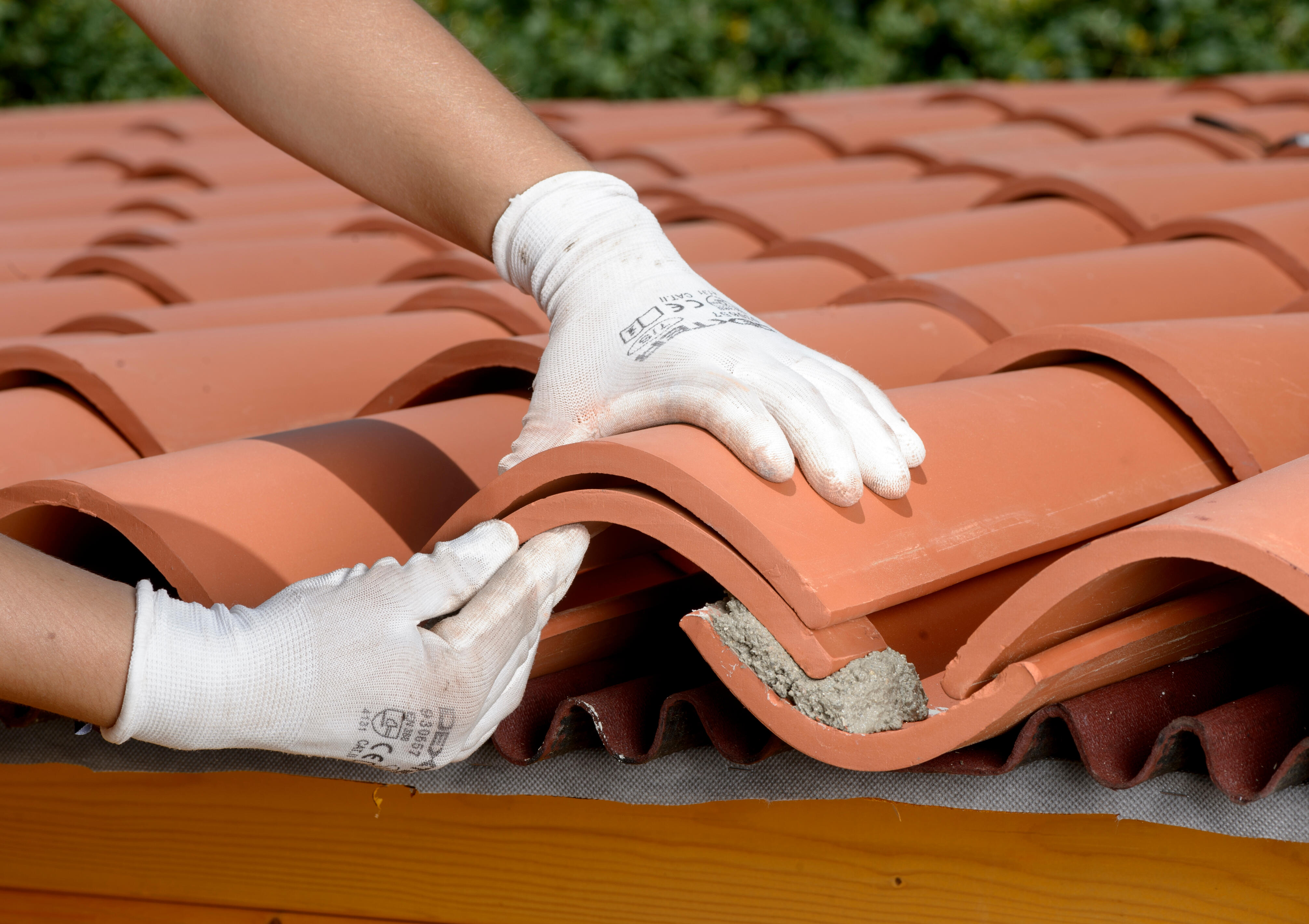 Cómo cubrir el tejado con teja tradicional Leroy Merlin