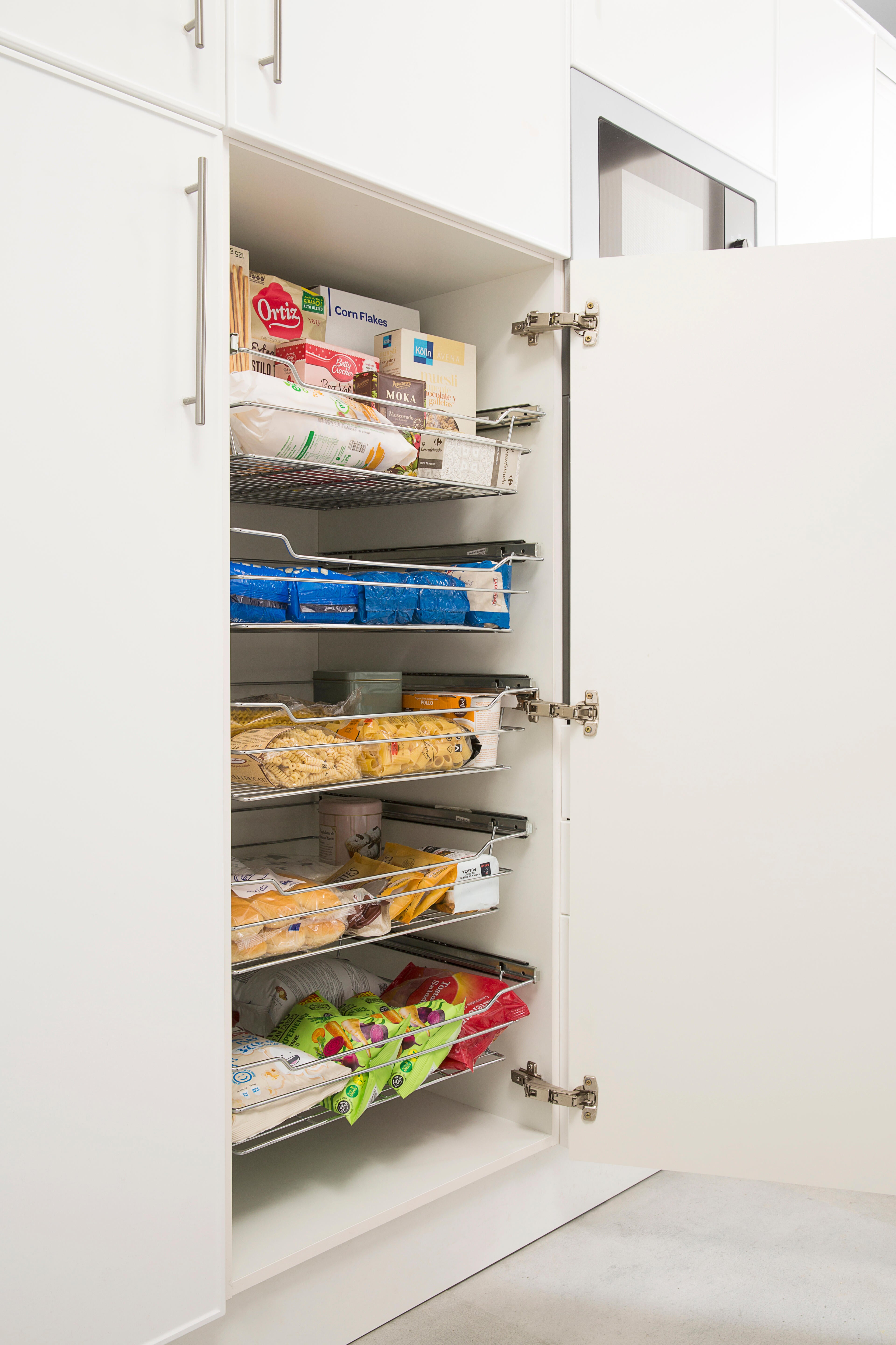 Orden en la cocina con los accesorios y sistemas de almacenaje más
