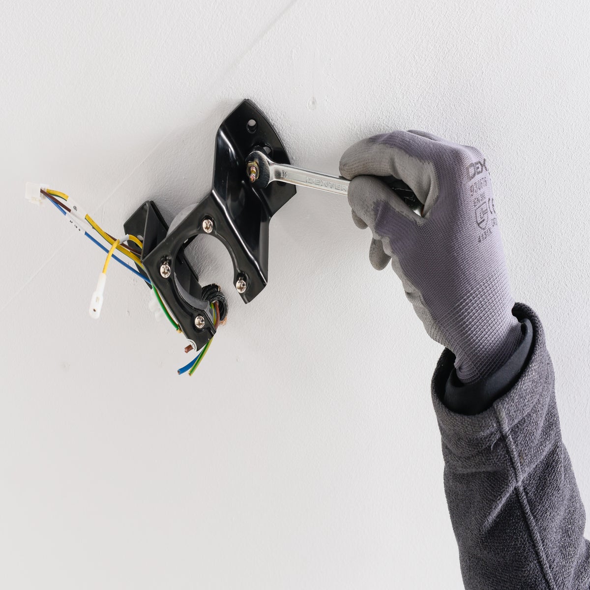 Cómo instalar un ventilador en falso techo