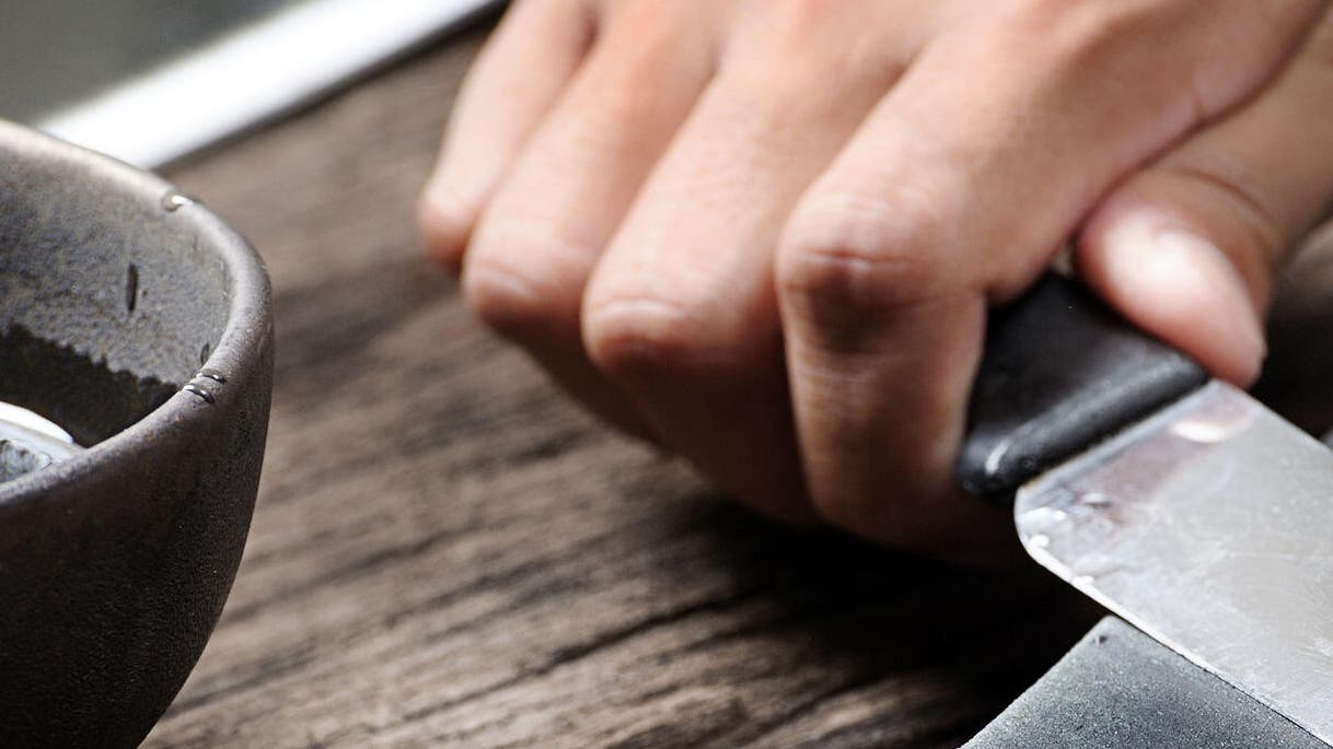 Cómo afilar un cuchillo con piedra de agua