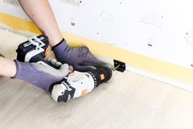 Cómo colocar un rodapié de madera