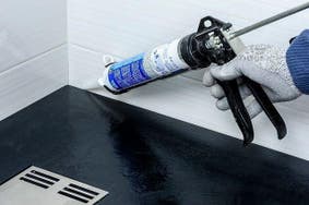 ¿Cómo sellar una bañera?