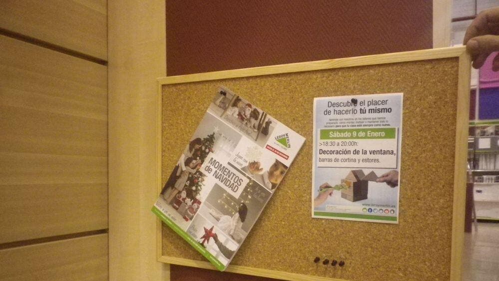 ¿Cómo colgar una pizarra de corcho?