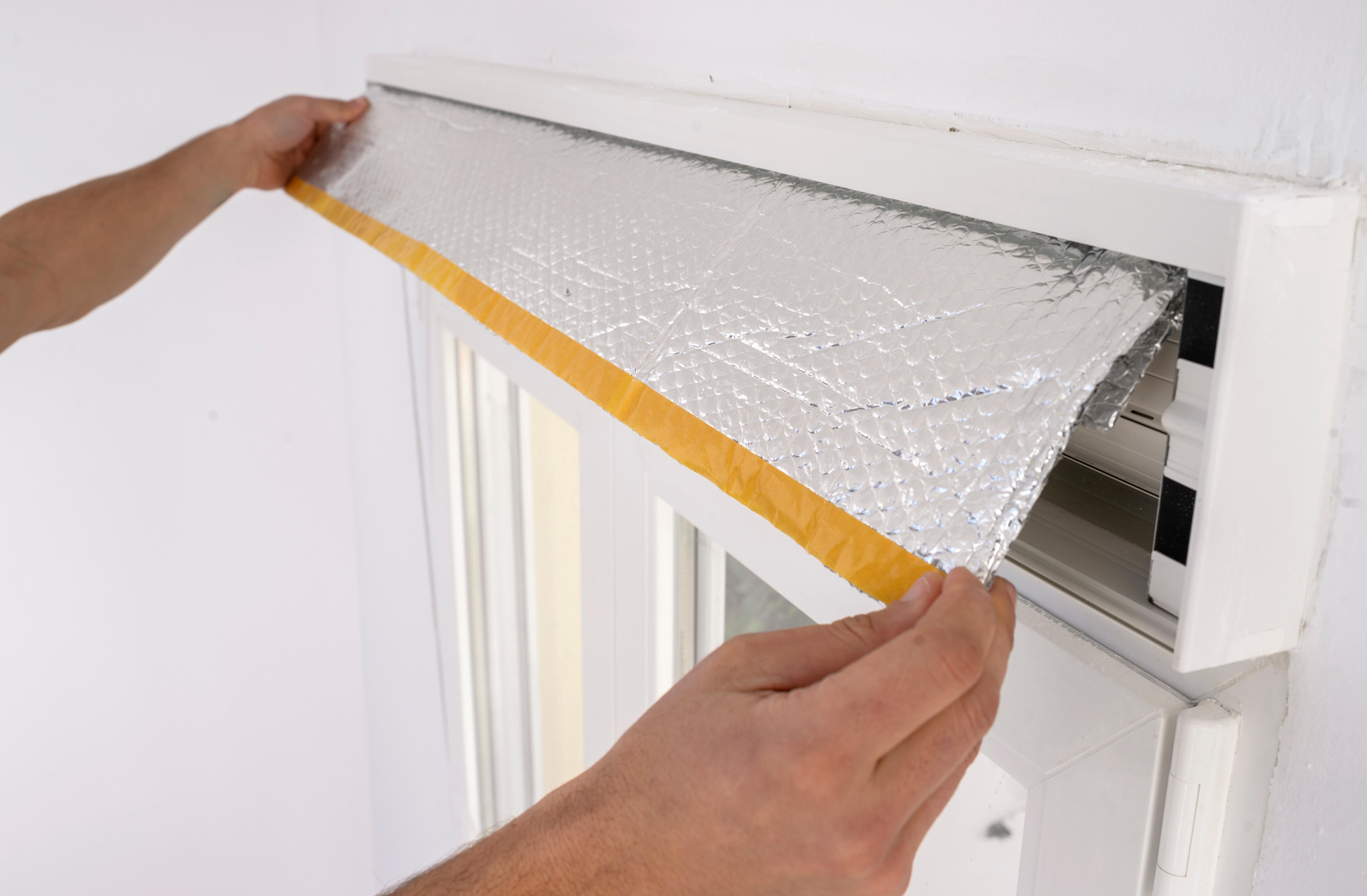 Cómo aislar las ventanas en invierno paso a paso para evitar pérdidas de  calor usando tan solo papel de burbujas