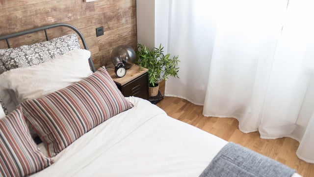 Dormitorio con cortinas a ras del suelo. 