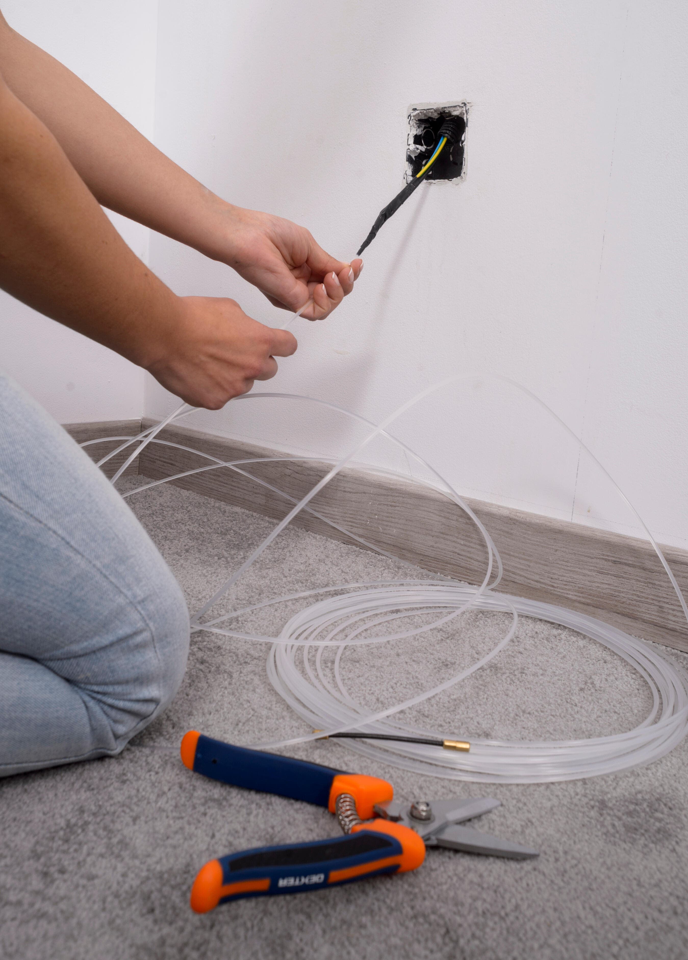 Cómo pasar los cables entre cajas de registro