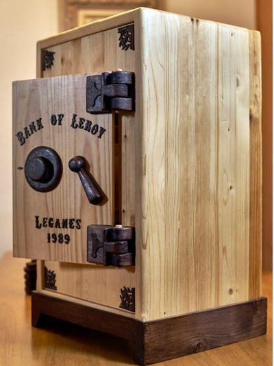 La caja fuerte de madera de Juan Vicente | Leroy