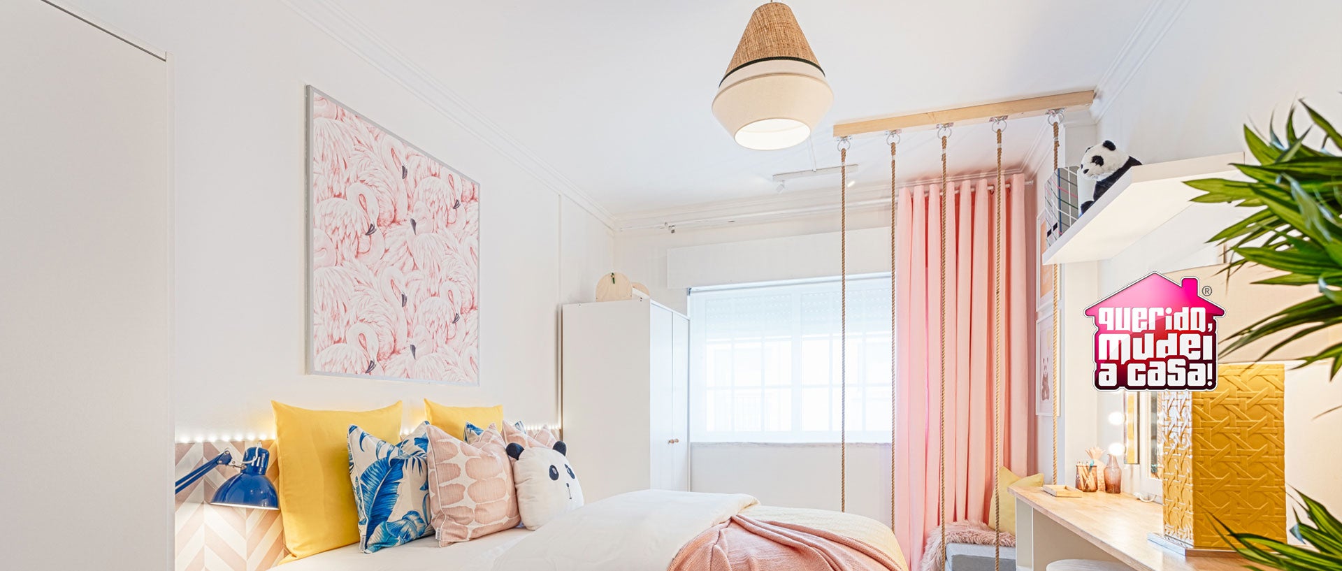 Quarto de menina com apontamentos rosa, brancos e madeira