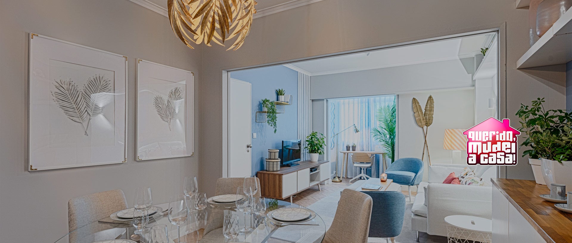 Sala de jantar com pavimento de madeira, paredes pintadas com tinta bege e molduras brancas