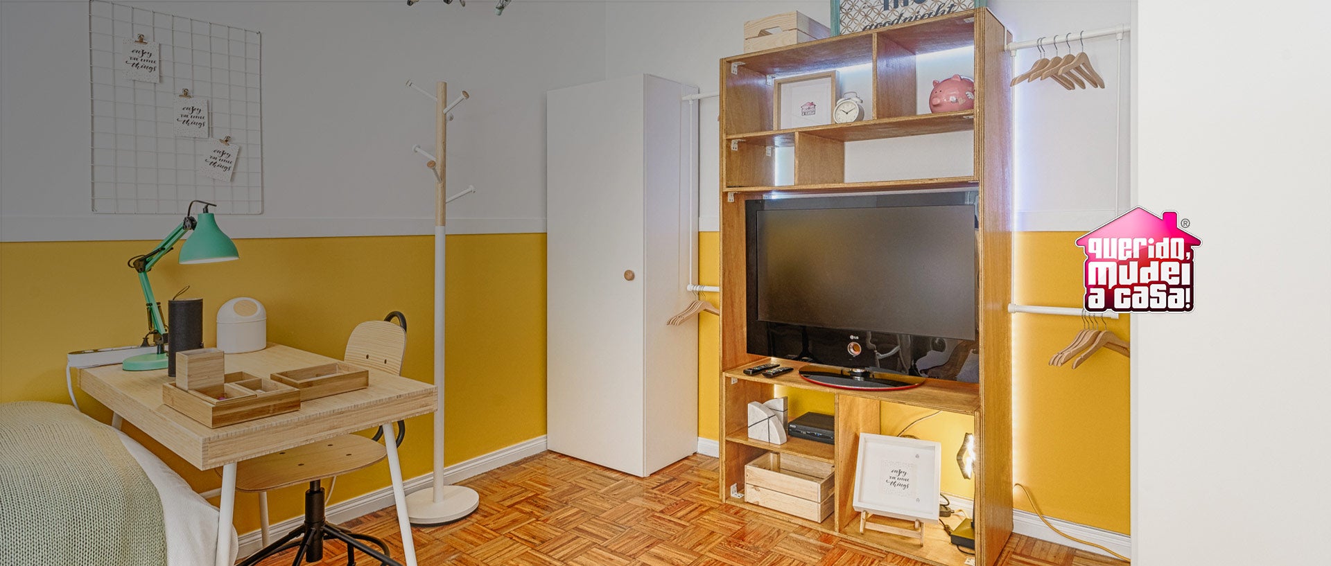 Estante de madeira contraplacada feita para colocar a televisão num quarto de menina