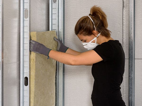 Montagem de parede de drywall em BH com placas estruturadas e lã acústica