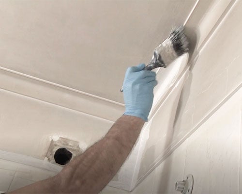 Alguém a pintar a casa de banho com tintas de interior para casa de banho luxens