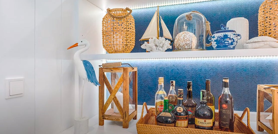 Sala com móvel antigo recuperado, pintado de branco e fundo forrado com papel de parede