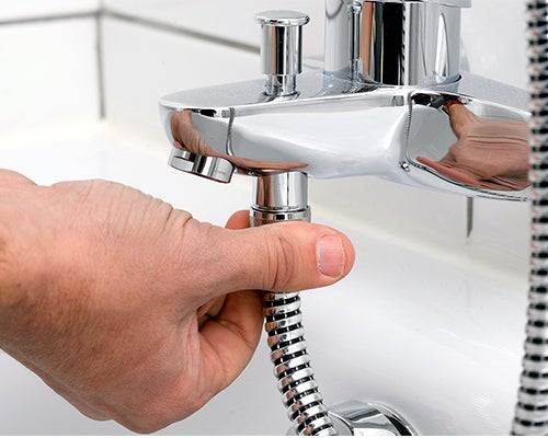 Torneira em tons de metal numa banheira
