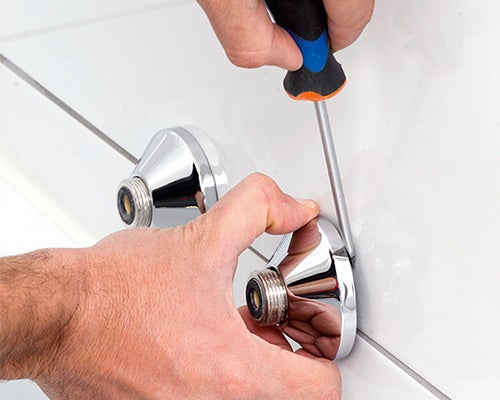 Utilização de uma ferramenta dexter para colocar uma torneira termostática.
