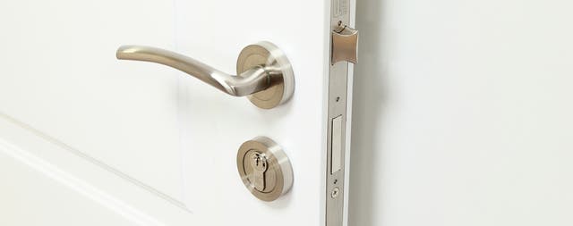 como instalar uma fechadura