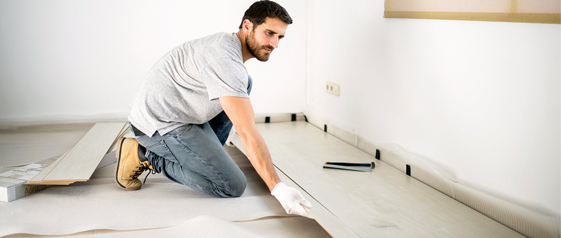Homem a colocar pavimento laminado