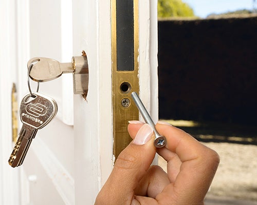 senhora a limpar a fechadura da porta