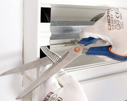tesoura da dexter a cortar a fita do estore.