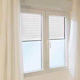 janela com cortinados brancos