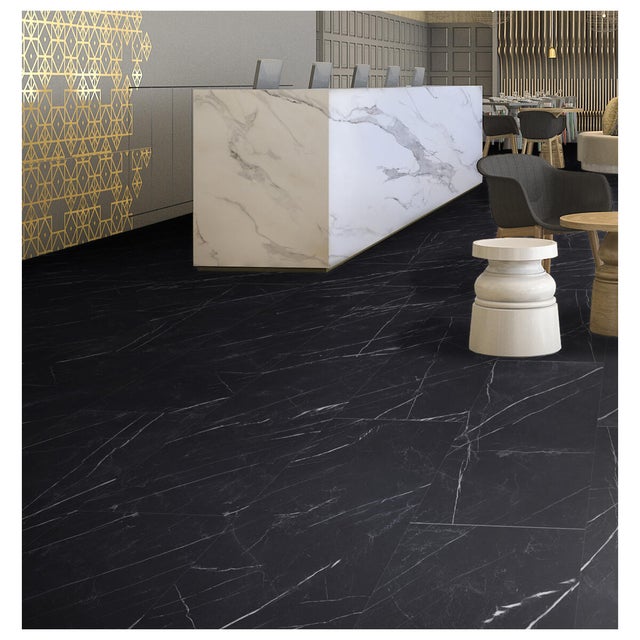 Piastrella da pavimento interno in gres porcellanato 60 x 120 cm rettificato smaltato nero opaco Marquina R9 traffico medio (pei 2/5) Sp. 9 mm 1.44 mq