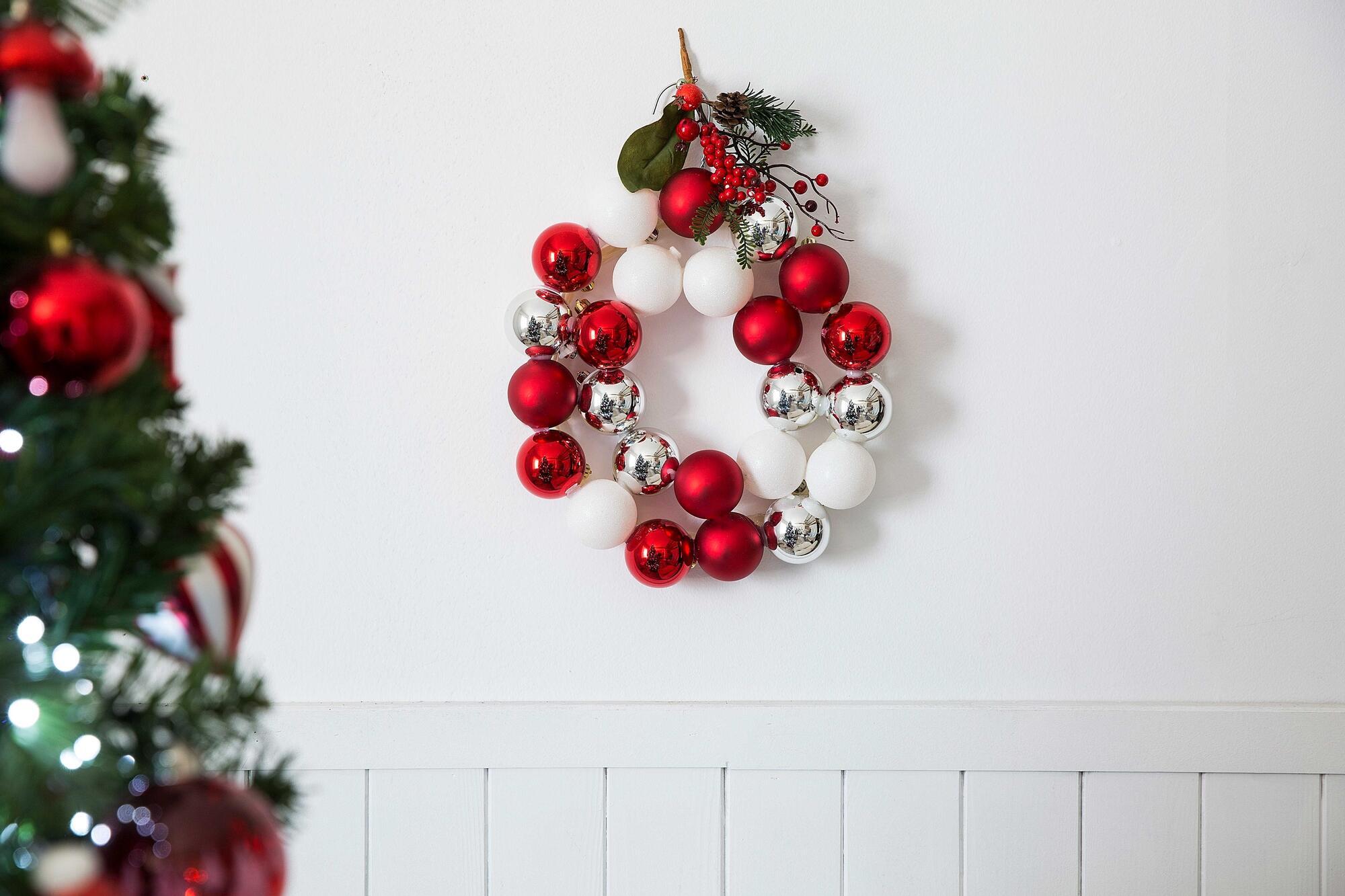 coroa de Natal com bolas de Natal e azevinho