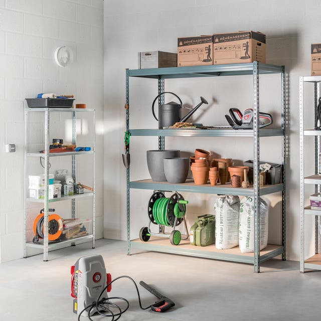 Scaffali per garage: metallo, resina o legno?
