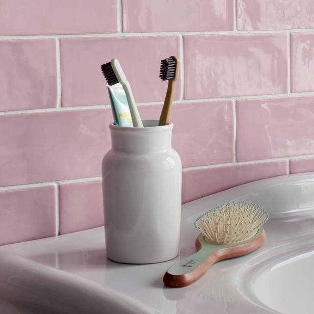 Bicchiere porta spazzolini per valorizzare la zona lavabo