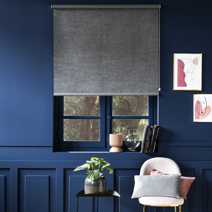 zona de estar de uma casa com a parede pintada de azul escuro