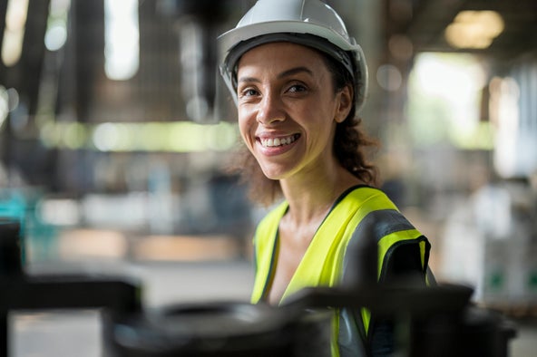 photo d'une femme avec le gilet et le casque de chantier