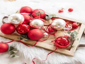ZALAON - 44 Palline Di Natale In Plastica PET Per Albero - Set Decorativo Bianco E Rosso - Lucide E Opache Con Gancio