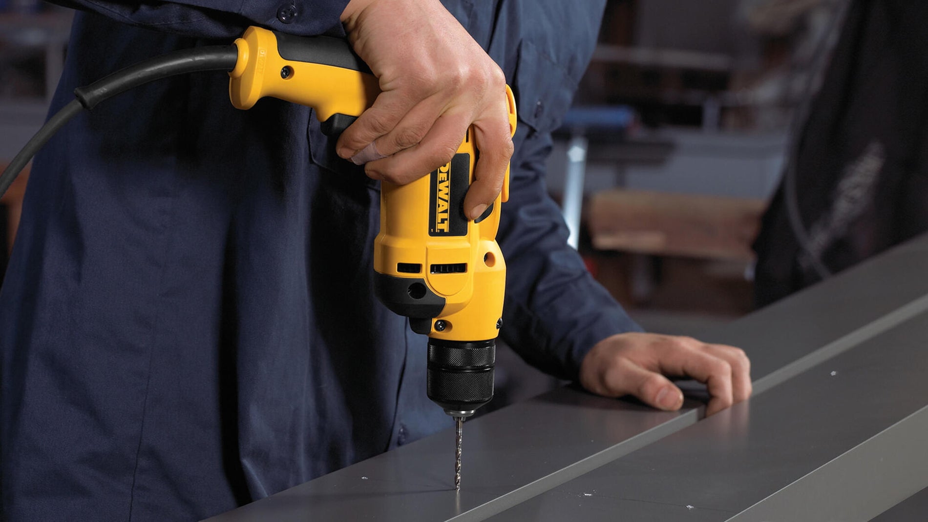 Get drill. Dwd112s-QS. DEWALT dwd112s подшипники. Сверление металла дрелью. Сверление глубоких отверстий в металле.