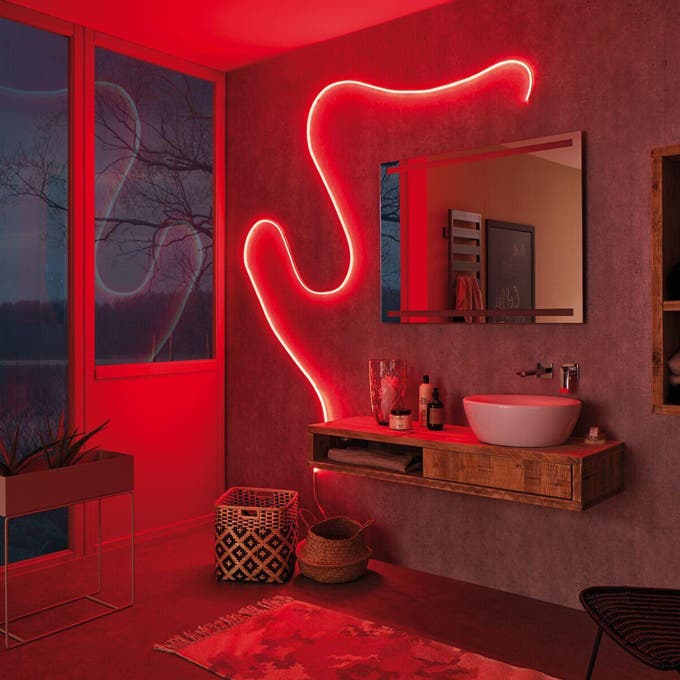 photo d'une salle de bain avec un ruban led rouge en déco