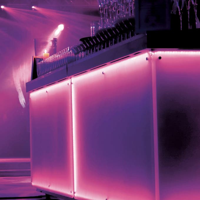 photo de ruban led sous un comptoir
