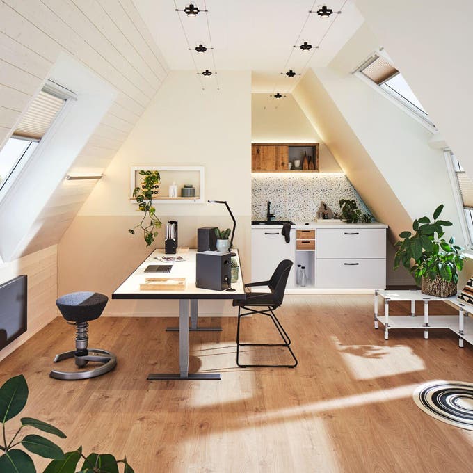 photo d'un bureau sous comble avec un ruban led