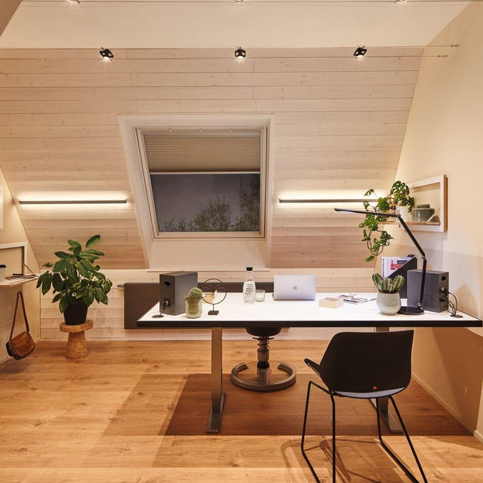 photo d'un bureau sous comble avec du ruban led