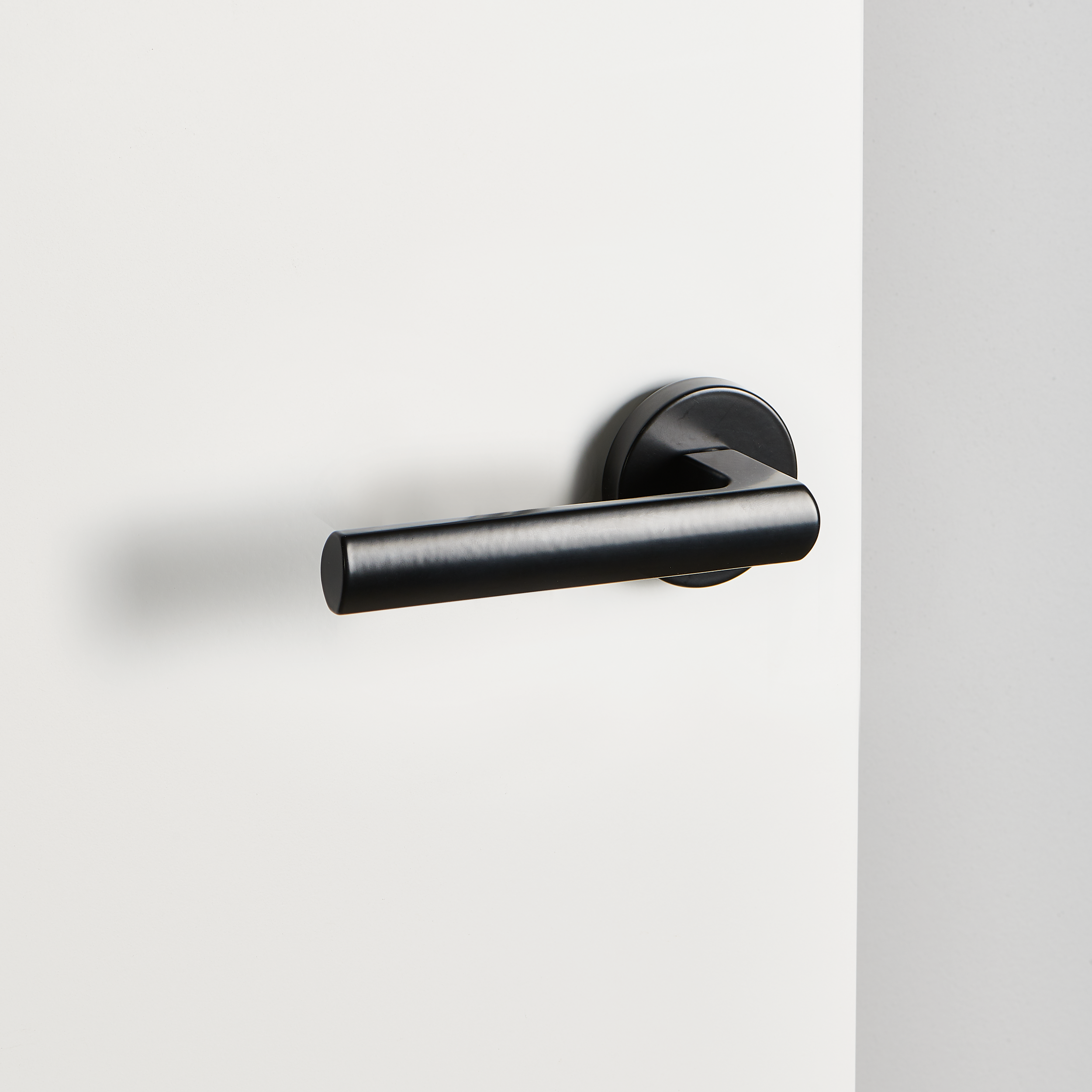 Klamka do drzwi wewnętrznych na rozecie Rivero Czarna Inspire - 4