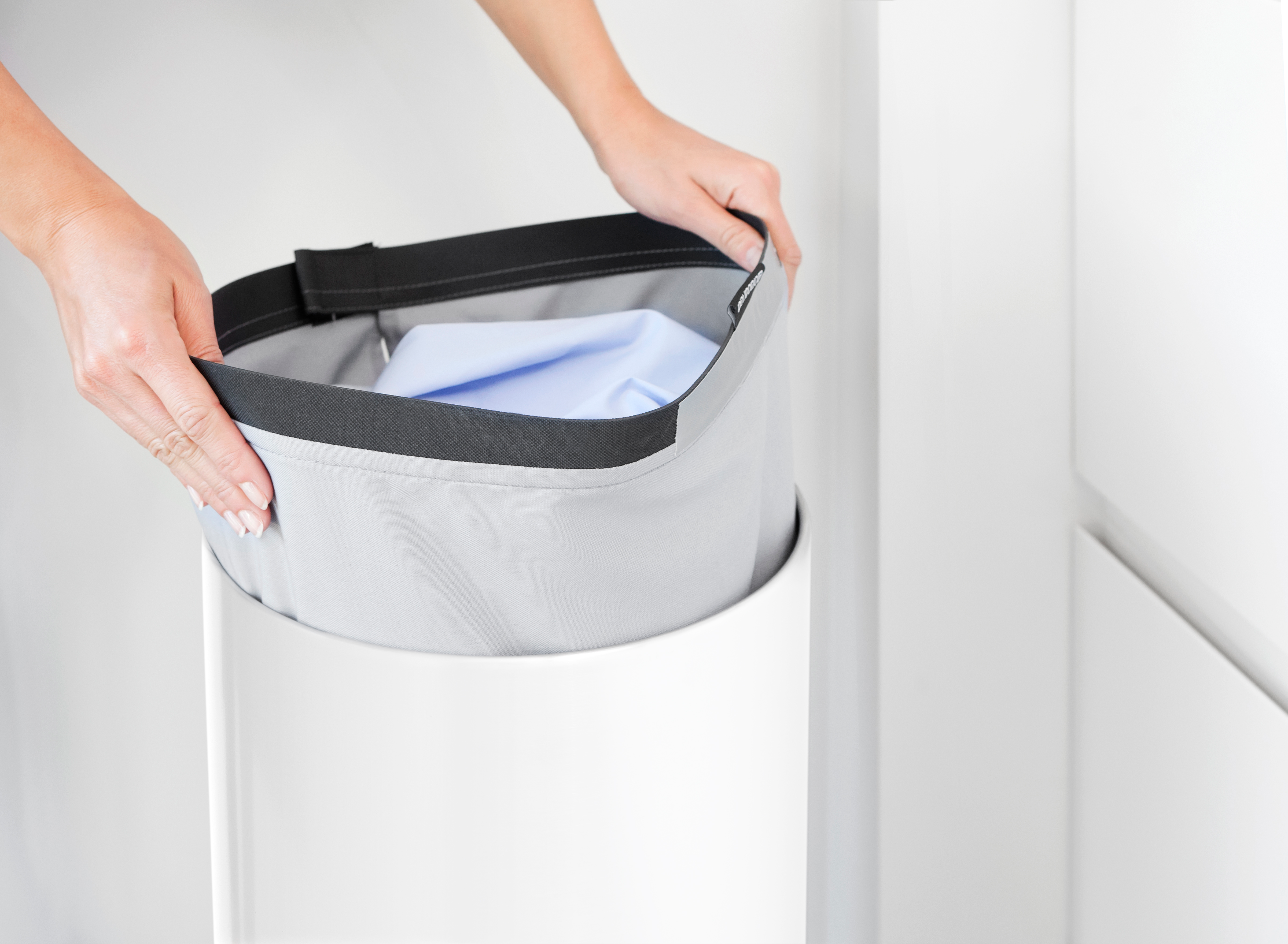 Cesto para roupa com tampa branco 35 L Brabantia - 4